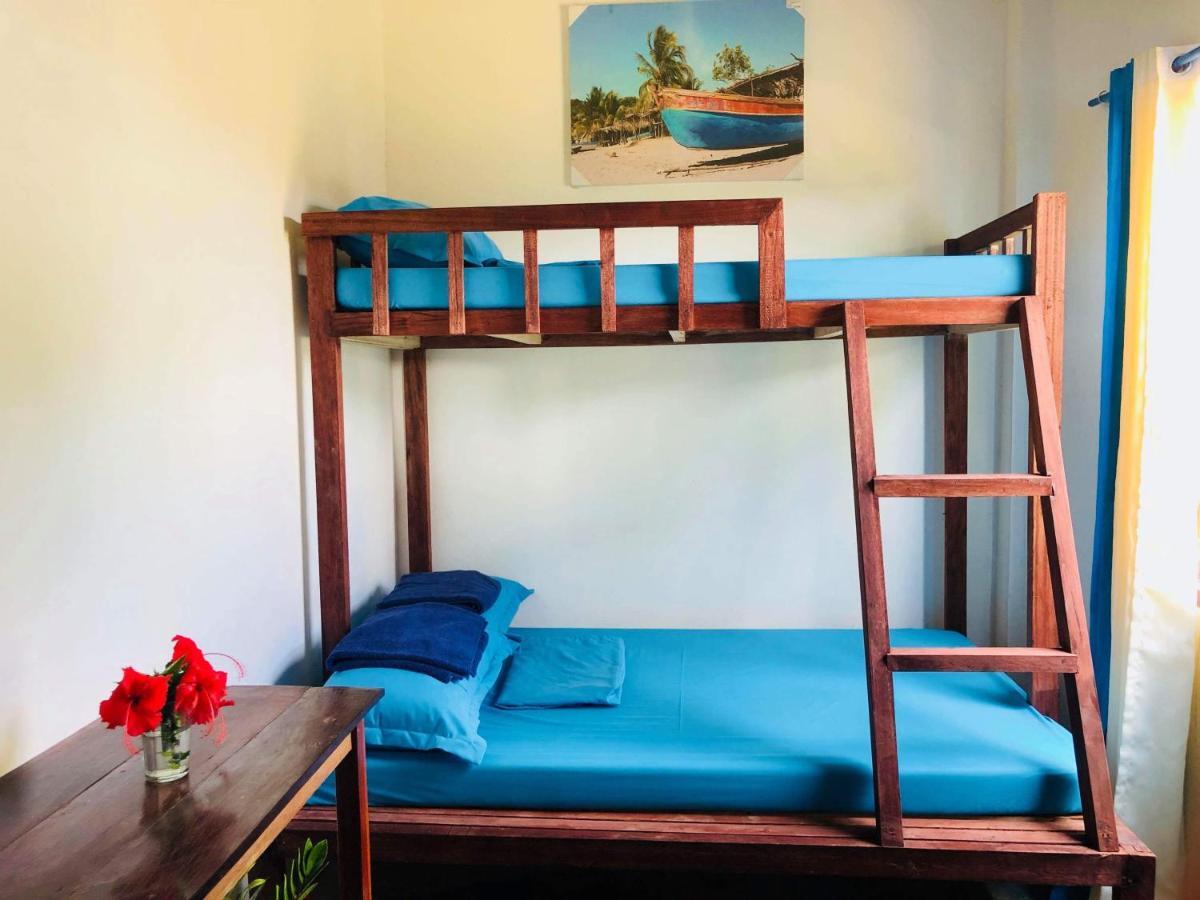 Tres Islas Hostel Генерал-Луна Экстерьер фото